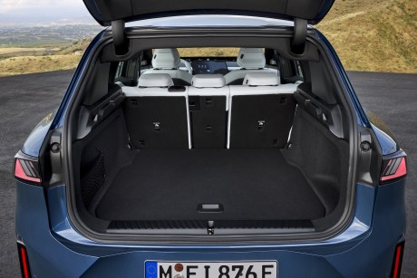 BMW iX3 (2025) // Source : BMW