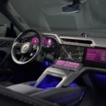 On est montés à bord du Porsche Cayenne électrique : le tout premier écran plié de l’automobile