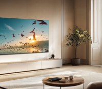 Le téléviseur TCL 85P8K accroché au mur // Source : TCL