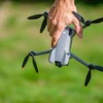 Déplié, le DJI Mini 5 Pro reste particulièrement compact