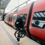 Un vélo électrique dans une gare, près d'un train. // Source : Honbike