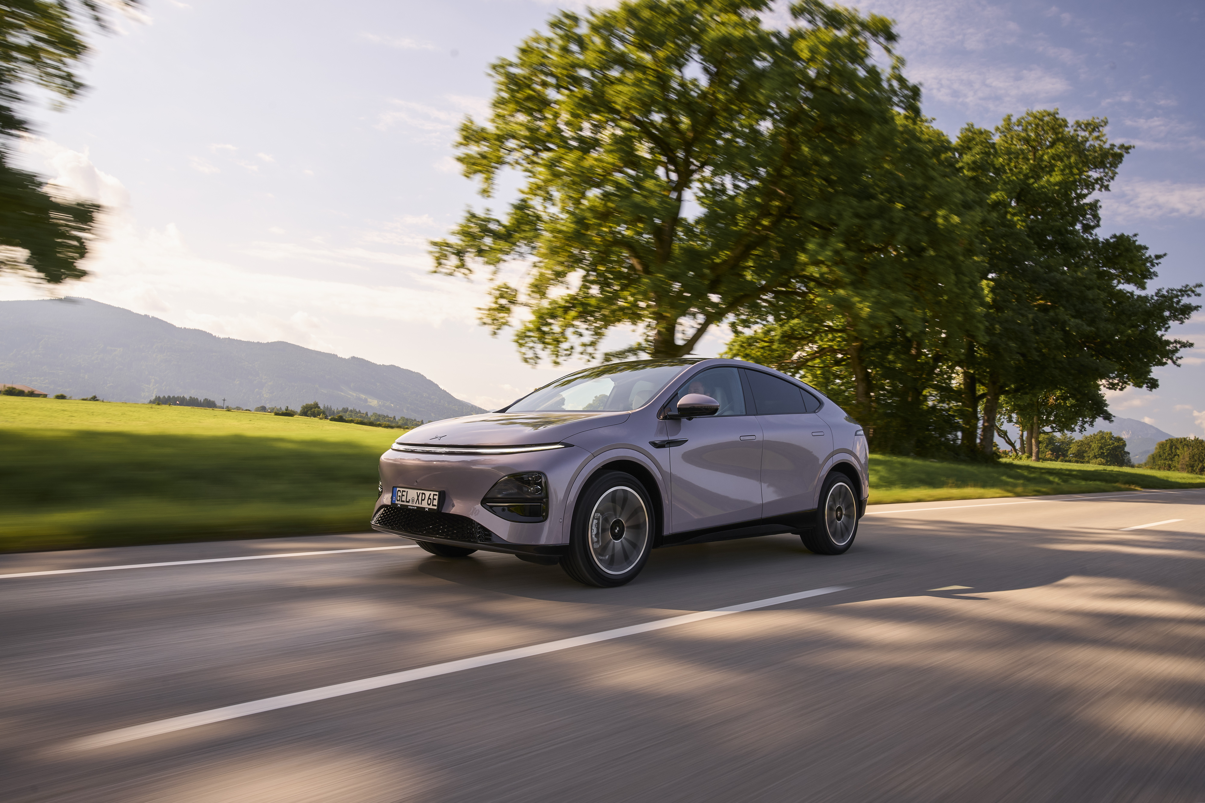On a roulé avec la nouvelle Xpeng G6 2025 qui se recharge en 12 minutes et qui fait (presque) mieux que la Tesla Model Y