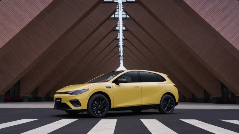 Renault et Peugeot dans le viseur&nbsp;: la Leapmotor B05 arrive en Europe avec des arguments massifs