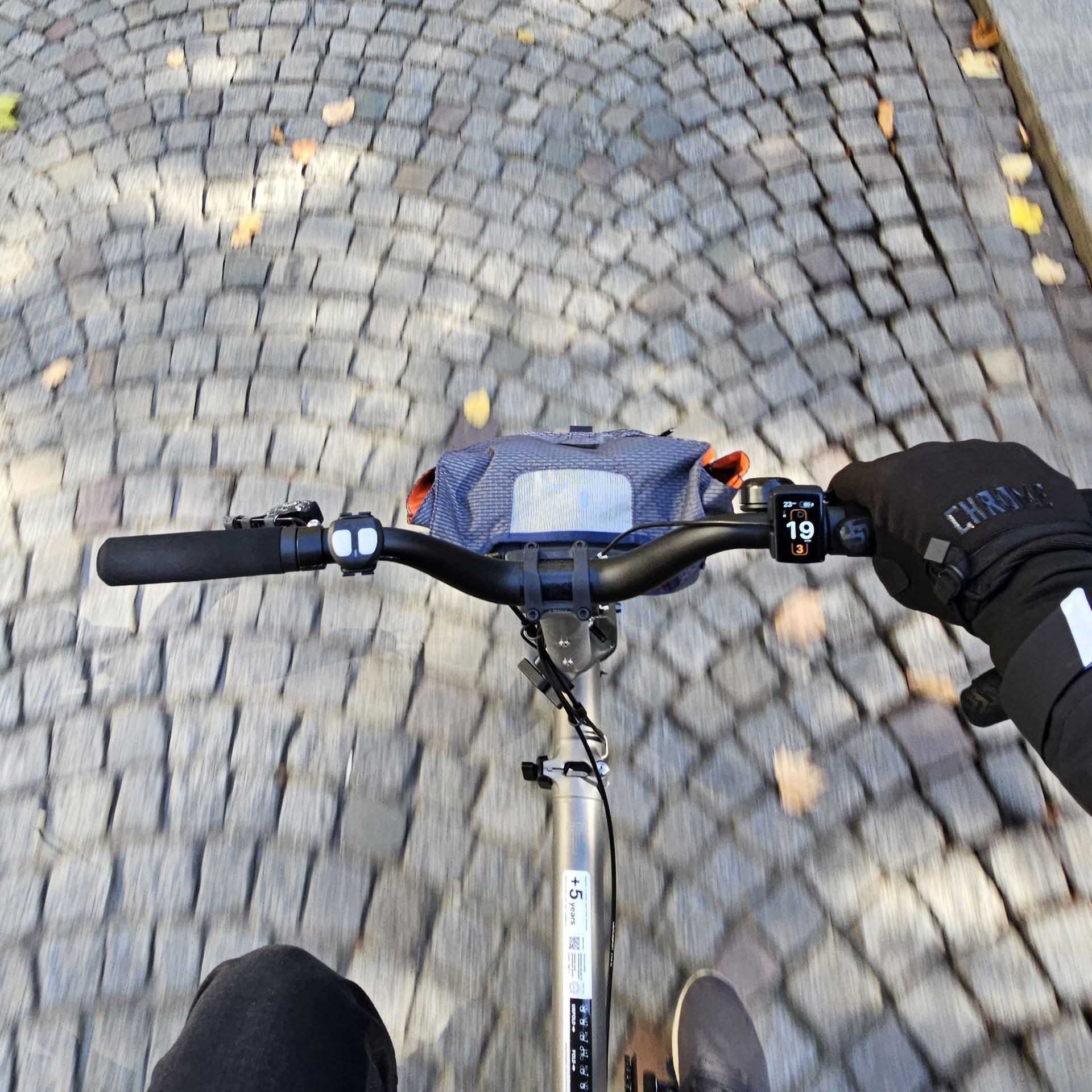 Brompton Electric T line conduite pavés