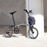 On a testé le Brompton électrique en titane : le mini-vélo pliant qui se prend pour un titan (et il a raison)
