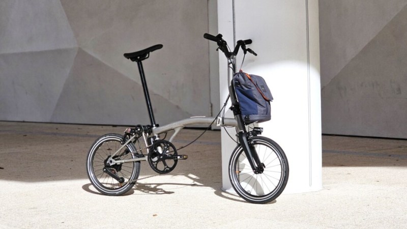 On a testé le Brompton électrique en titane : le mini-vélo pliant qui se prend pour un titan (et il a raison)