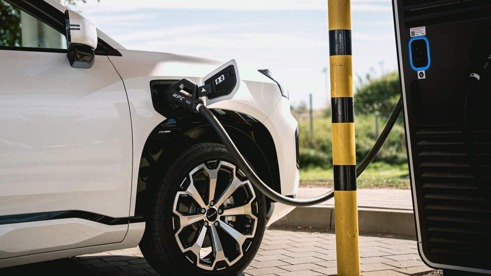 Le feuilleton Angell/Rebirth, le Royaume-Uni taxe les voiture électriques et Renault corrige la Twingo – le Récap’ Survoltés de la semaine