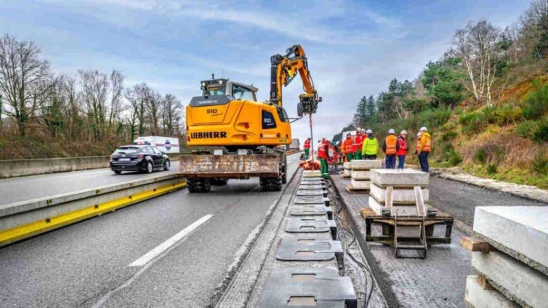 « Une première mondiale » : cette autoroute française recharge des voitures électriques en roulant « Une première mondiale » : cette autoroute française recharge des voitures électriques en roulant