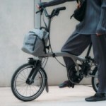 Brompton dégaine un vélo électrique pliable très léger et intelligent grâce à un nouveau système de calcul d’autonomie