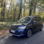 On a essayé le Renault Kangoo E-Tech : une voiture électrique incroyablement pratique mais qui n’arrive pas à nous convaincre