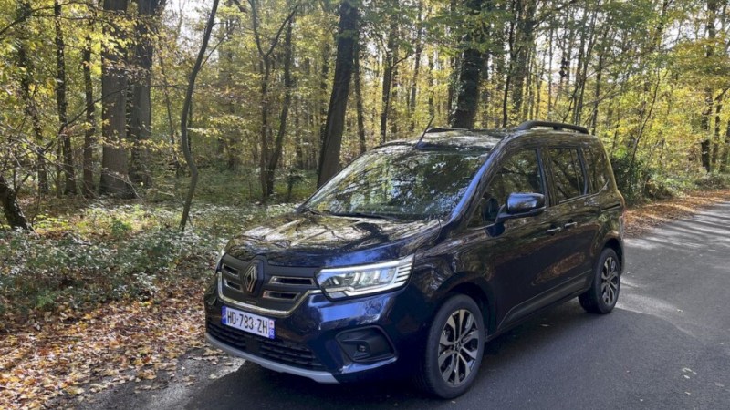 On a essayé le Renault Kangoo E-Tech : une voiture électrique incroyablement pratique mais qui n’arrive pas à nous convaincre