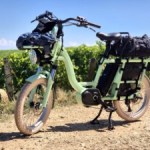 On a roulé avec le nouveau Gaya électrique sur les routes du vin : un biplace plus confortable, très résistant et toujours aussi design