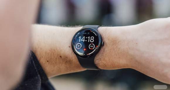 La Google Pixel Watch 4 // Source : Chloé Pertuis - Frandroid