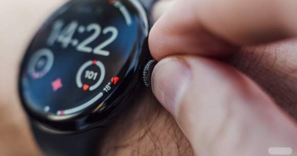 La Google Pixel Watch 4 // Source : Chloé Pertuis - Frandroid