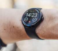 Gemini peut se déclencher simplement en levant le poignet sur la Google Pixel Watch 4 // Source : Chloé Pertuis - Frandroid