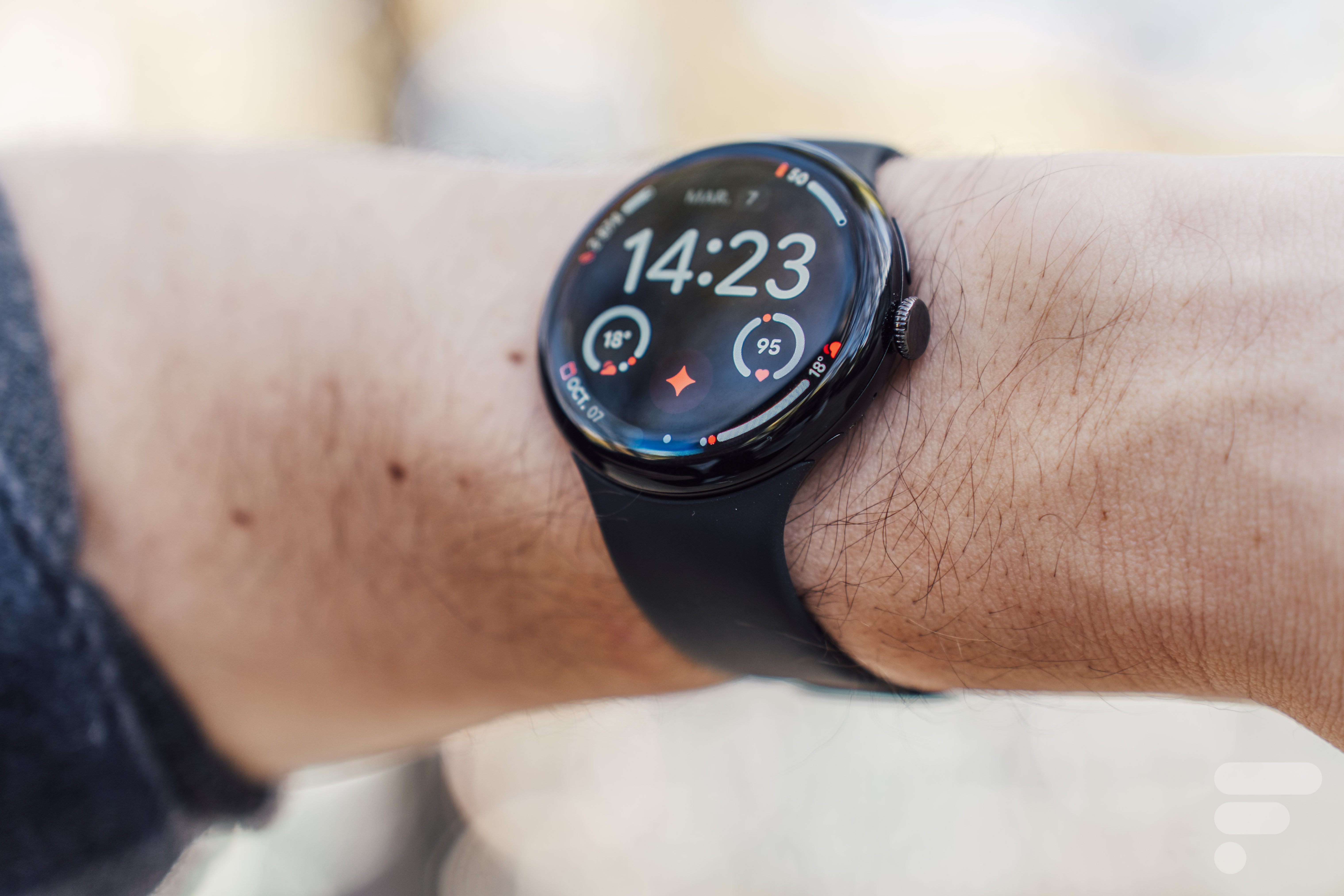 Gemini peut se déclencher simplement en levant le poignet sur la Google Pixel Watch 4