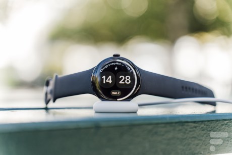 La Google Pixel Watch 4 en charge
