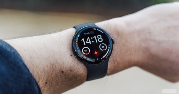 La Google Pixel Watch 4 // Source : Chloé Pertuis - Frandroid