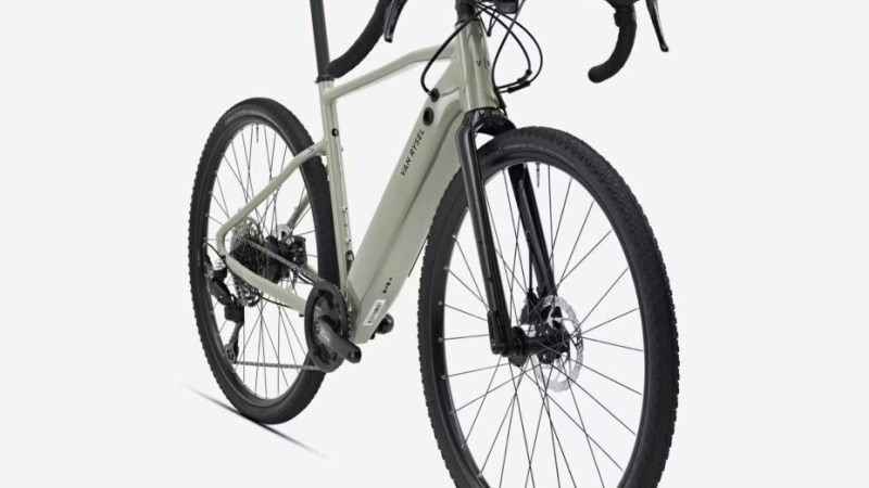 Decathlon frappe fort avec un nouveau vélo électrique d’aventure : c’est le moins cher de sa gamme Decathlon frappe fort avec un nouveau vélo électrique d’aventure : c’est le moins cher de sa gamme