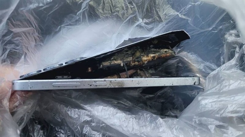 Un Galaxy S25 Plus prend feu dans la main de son propriétaire, le brûlant au premier degré