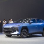 On a vu l’Omoda 4 : comment cette voiture électrique et hybride chinoise compte bousculer les petits SUV européens