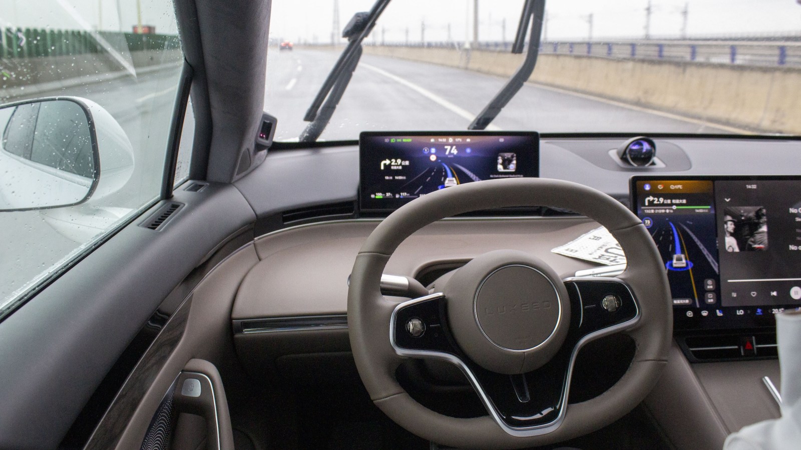 Jâ€™ai roulÃ© dans une voiture Ã©lectrique Huawei en Chine pour visiter son usine : une...