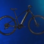 Intersport retire 400 € sur son Nakamura E-Summit 940, un VTT électrique idéal pour des randonnées en forêt ou des trails dans les montagnes