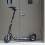 Cette bonne trottinette électrique endurante sur 50 km perd 210 € de son prix