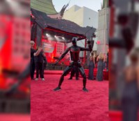 Optimus, le robot humanoïde de Testal, était présent à l'avant-première du dernier film Tron.