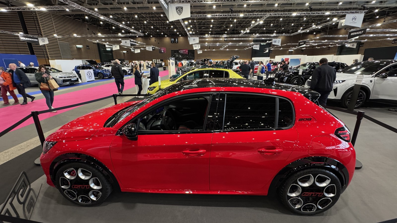 On est montÃ© Ã  bord de la Peugeot e-208 GTI : la Peugeot la plus excitante depuis longtemps...