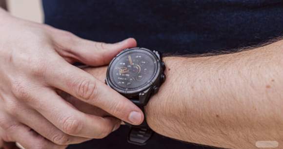 La Garmin Fenix 8 Pro // Source : Chloé Pertuis - Frandroid La Garmin Fenix 8 Pro // Source : Chloé Pertuis - Frandroid