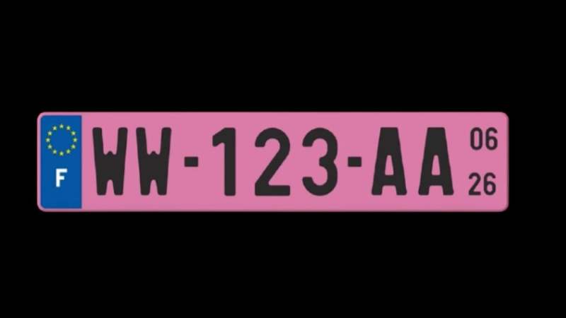 Les plaques d&rsquo;immatriculation roses débarquent en France le 1er janvier 2026, voici pourquoi