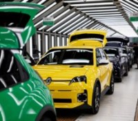 Fabrication de la R5 à Douai // Source : Renault Fabrication de la R5 à Douai // Source : Renault