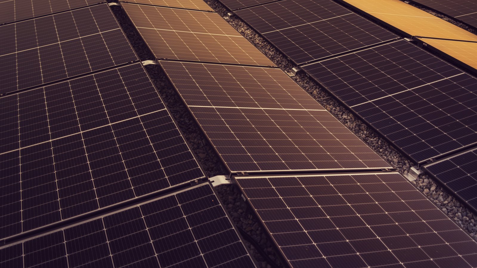 Les panneaux solaires de ce Youtubeur produisent de lâ€™Ã©lectricitÃ© en pleine nuit...
