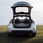 Le Tesla Model Y devient un véritable camping-car avec cet accessoire insolite et très pratique