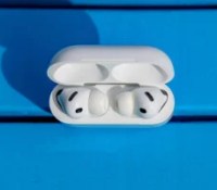 Les Apple AirPods Pro 3 dans leur boîtier de charge Les Apple AirPods Pro 3 dans leur boîtier de charge