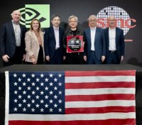 Nvidia s'associe à TSMC pour produire la première plaquette Blackwell aux États-Unis Nvidia s'associe à TSMC pour produire la première plaquette Blackwell aux États-Unis