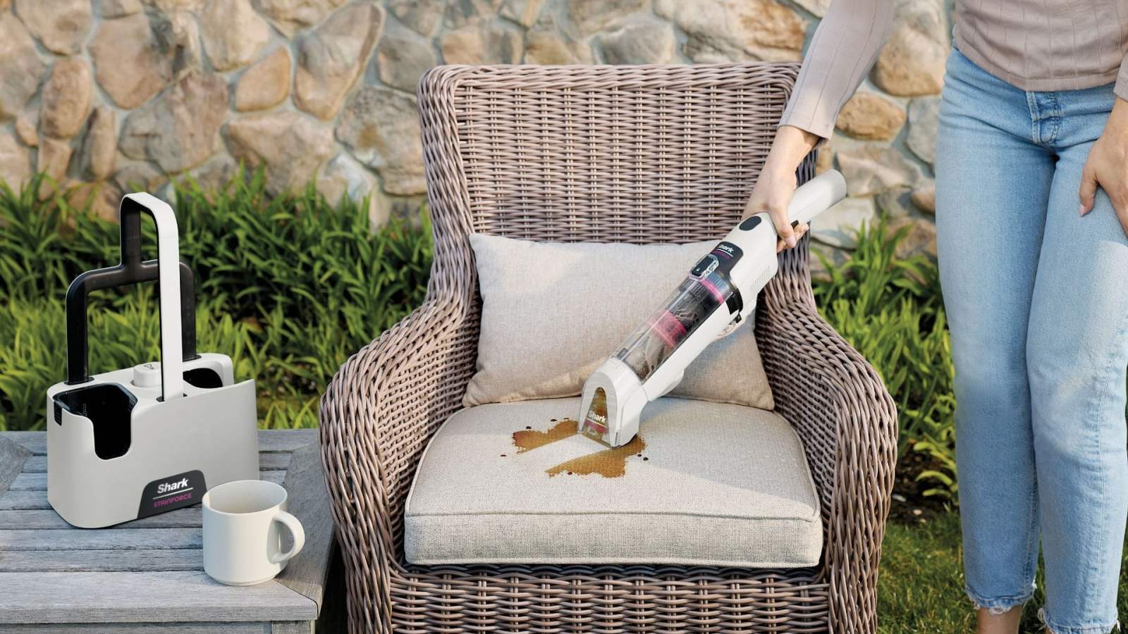 Adieu les taches tenaces : voici le nettoyeur sans fil qui va sauver vos canapÃ©s et moquettes...