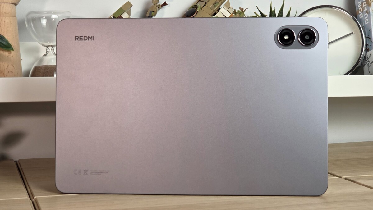 Le dos de la Xiaomi Redmi Pad 2 Pro Le dos de la Xiaomi Redmi Pad 2 Pro