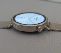 La Xiaomi Watch S4 41 mm en vue latérale avec la couronne et son diamant de synthèse