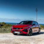 Carburant à plus de 2 euros : la ruée des Français sur les voitures électriques en concession est bien réelle