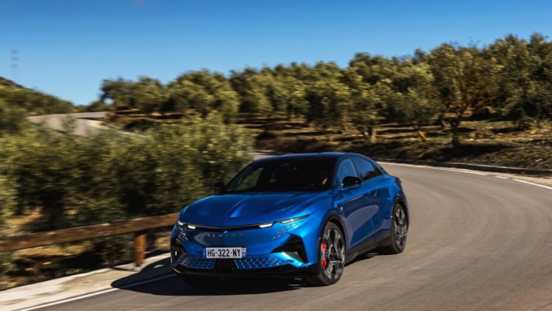 On a essayé l’Alpine A390 : tout simplement la plus puissante des voitures électriques françaises avec 3 moteurs