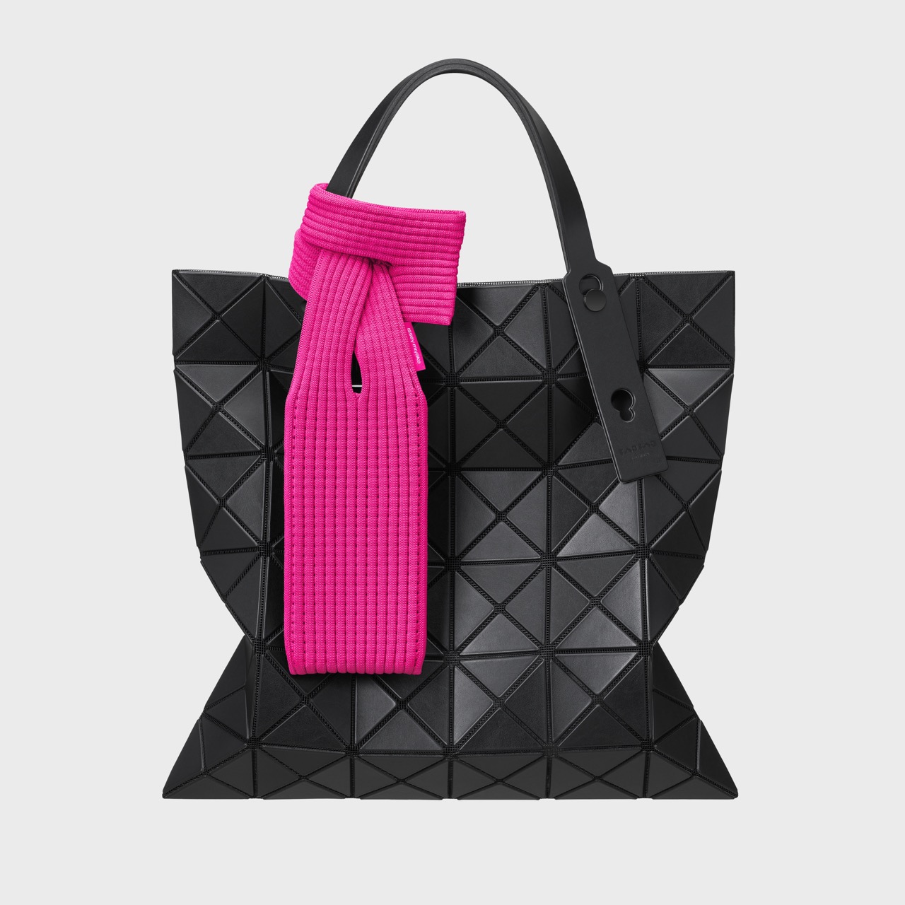 Apple-iPhone-Pocket-and-ISSEY-MIYAKE-pink-with-BAO-BAO-bag - Grande