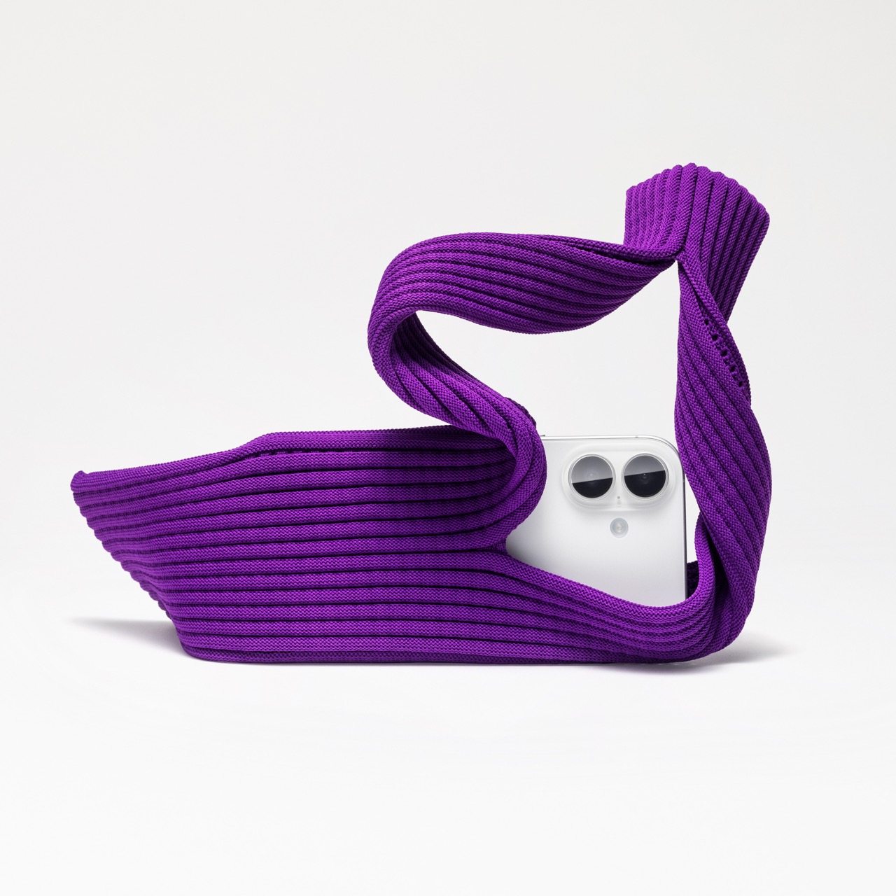 Apple-iPhone-Pocket-and-ISSEY-MIYAKE-purple-with-iPhone-17-02 - Grande