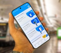 L'application Île-de-France Mobilités sur un smartphone Android. // Source : Frandroid (montage à partir d'une photo WikiCommons de Mohamed Sy)