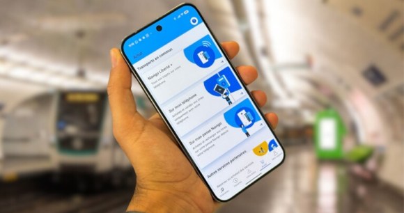 L'application Île-de-France Mobilités sur un smartphone Android. // Source : Frandroid (montage à partir d'une photo WikiCommons de Mohamed Sy)