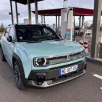 On a testé la Renault 4 E-Tech sur autoroute pour savoir si cette voiture électrique est taillée pour les départs en vacances
