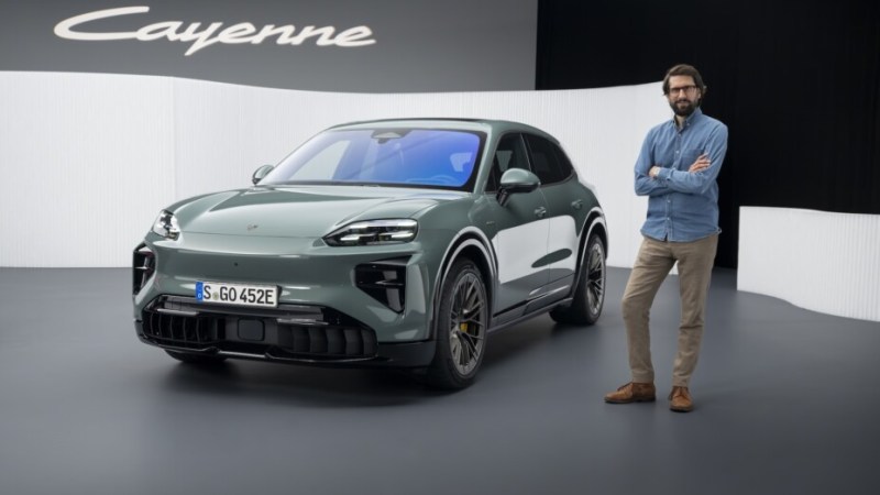 Je suis monté à bord du Porsche Cayenne électrique, et j’ai été impressionné par ses technologies et sa puissance démentielles
