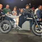 Honda dévoile sa première moto électrique, et on a déjà pu l’approcher