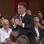 Macron souhaite interdire les smartphones au lycée dès l’année prochaine, et ça s’annonce déjà comme un casse-tête